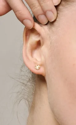 ENAMEL Copenhagen Øreringe - Studs Small Sunshine - Daisy