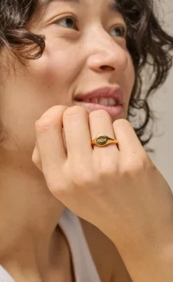 ENAMEL Copenhagen Ring - Mom Signet - Gold Colour