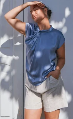 Neo Noir Bluse - Fleur Drapy Satin - Dusty Blue