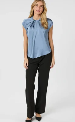 Neo Noir Bluse - Fleur Drapy Satin - Dusty Blue