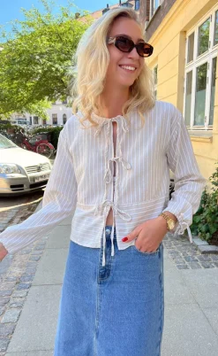 Say INA Copenhagen Bluse - Cornelia - Camel / White Stripe (vendbar)