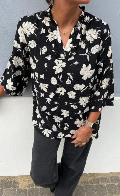 Say INA Copenhagen Bluse - Datia - Black W. Beige Flowers