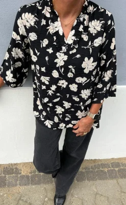 Say INA Copenhagen Bluse - Datia - Black W. Beige Flowers