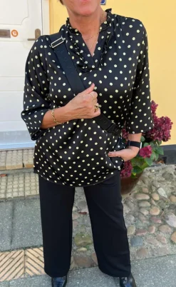 Say INA Copenhagen Bluse - Datia - Black W. Green Dots