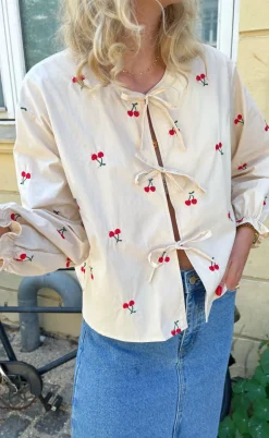 Say INA Copenhagen Bluse - Leonora - Off White W. Cherry