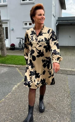 Say INA Copenhagen Kjole - Augusta - Camel / Black Flower