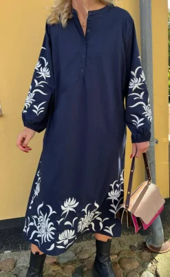 Say INA Copenhagen Kjole - Tilde Long - Navy W. Embroidery