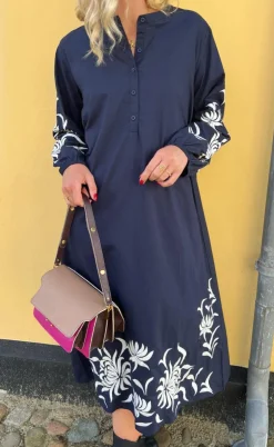 Say INA Copenhagen Kjole - Tilde Long - Navy W. Embroidery