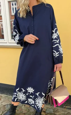 Say INA Copenhagen Kjole - Tilde Long - Navy W. Embroidery