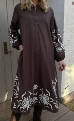Say INA Copenhagen Kjole - Tilde Long - Chocolate Brown W. Embroidery