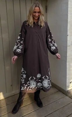 Say INA Copenhagen Kjole - Tilde Long - Chocolate Brown W. Embroidery