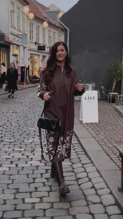 Say INA Copenhagen Kjole - Tilde Long - Chocolate Brown W. Embroidery