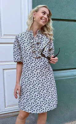 Say INA Copenhagen Kjole - Camilla - White/Blue Flower