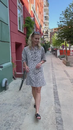 Say INA Copenhagen Kjole - Camilla - White/Blue Flower