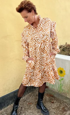 Say INA Copenhagen Kjole - Lisa - Beige/Camel Print