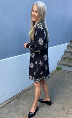 Say INA Copenhagen Kjole - Augusta - Black W. White