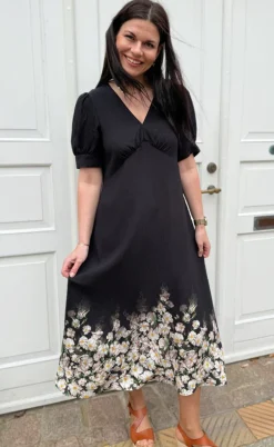 Say INA Copenhagen Kjole - Mirabelle - Black W. Flowers