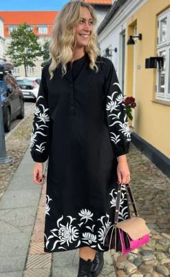 Say INA Copenhagen Kjole - Tilde Long - Black W. Embroidery