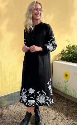 Say INA Copenhagen Kjole - Tilde Long - Black W. Embroidery