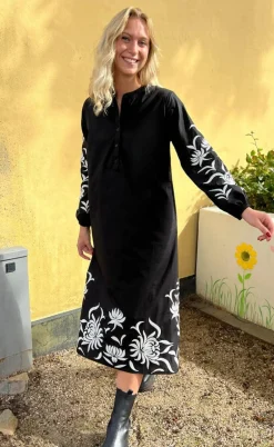 Say INA Copenhagen Kjole - Tilde Long - Black W. Embroidery