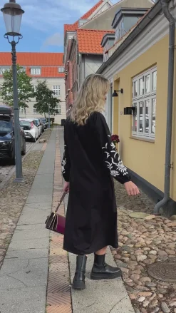 Say INA Copenhagen Kjole - Tilde Long - Black W. Embroidery