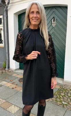 Say INA Copenhagen Kjole - Hazel Lace - Black