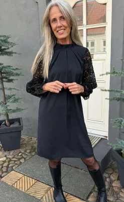 Say INA Copenhagen Kjole - Hazel Lace - Black