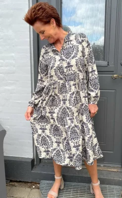 Say INA Copenhagen Kjole - Maiken - Creme / Blue Paisley