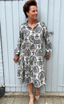 Say INA Copenhagen Kjole - Maiken - Creme / Blue Paisley