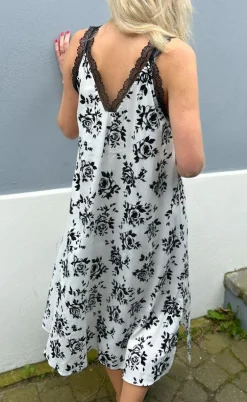 Say INA Copenhagen Kjole - Nellie - White / Black Roses
