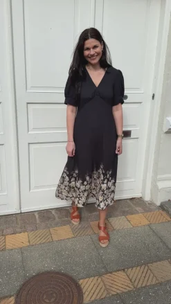 Say INA Copenhagen Kjole - Mirabelle - Camel W. White Flowers