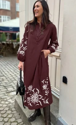 Say INA Copenhagen Kjole - Tilde Long - Burgundy Red W. Embroidery