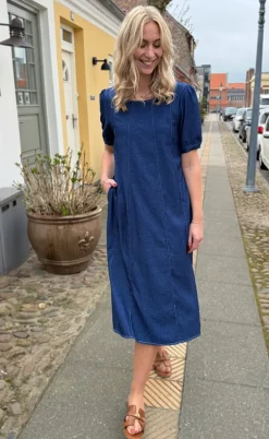 Say INA Copenhagen Kjole - Daniella Denim - Denim Blue W. White Stitches