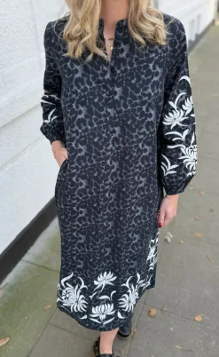 Say INA Copenhagen Kjole - Tilde Long - Grey Leopard