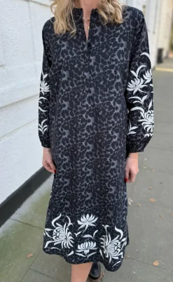 Say INA Copenhagen Kjole - Tilde Long - Grey Leopard