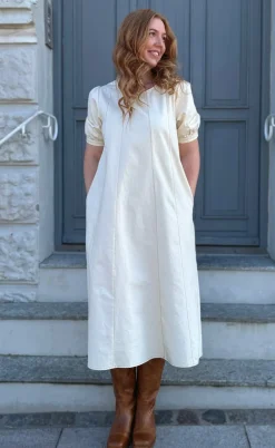 Say INA Copenhagen Kjole - Daniella Denim - Creme W. Brown Stitches