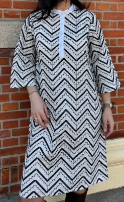 Say INA Copenhagen Kjole - Zara Zig Zag - White W. Black