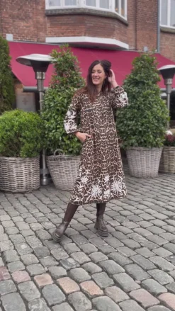Say INA Copenhagen Kjole - Tilde Long - Leopard W. Embroidery
