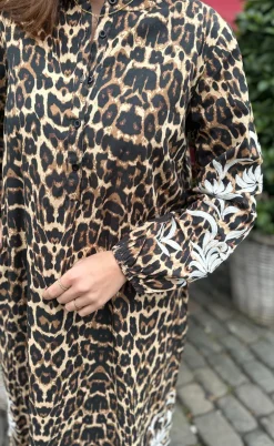 Say INA Copenhagen Kjole - Tilde Long - Leopard W. Embroidery