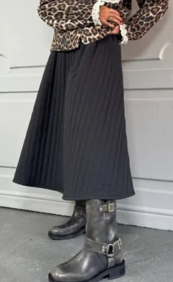 Stories From The Atelier Nederdel - Move Me - Black