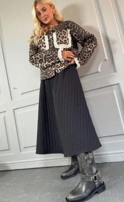 Stories From The Atelier Nederdel - Move Me - Black